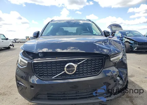 2025 Volvo Xc40 Plus z USA, uszkodzony, nr VIN YV4L12UCXS2606193